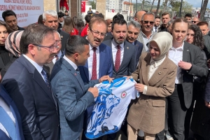 Başkanımızdan Aile Bakanına Hediye